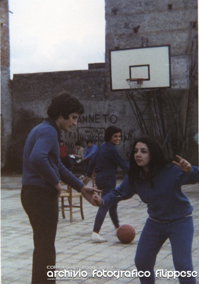 1972 campo davanti la chiesa